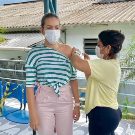 Esposa de Coronel publicou foto se vacinando - Reprodução/ Instagram