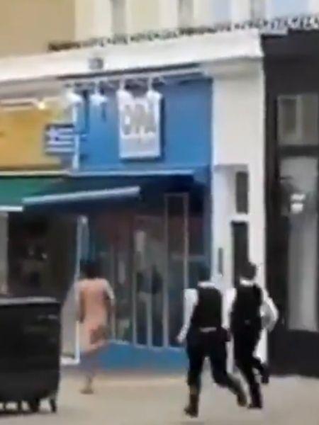 Homem nu foi preso pela polícia e deve ser julgado em março - Reprodução/Twitter