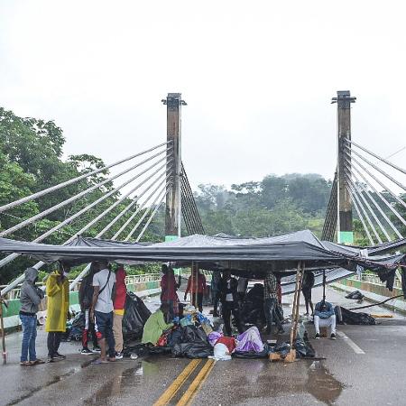 Famílias acampadas na Ponte de Integração em Assis Brasil (AC) - Diego Gurgel/Secom Acre/Divulgação