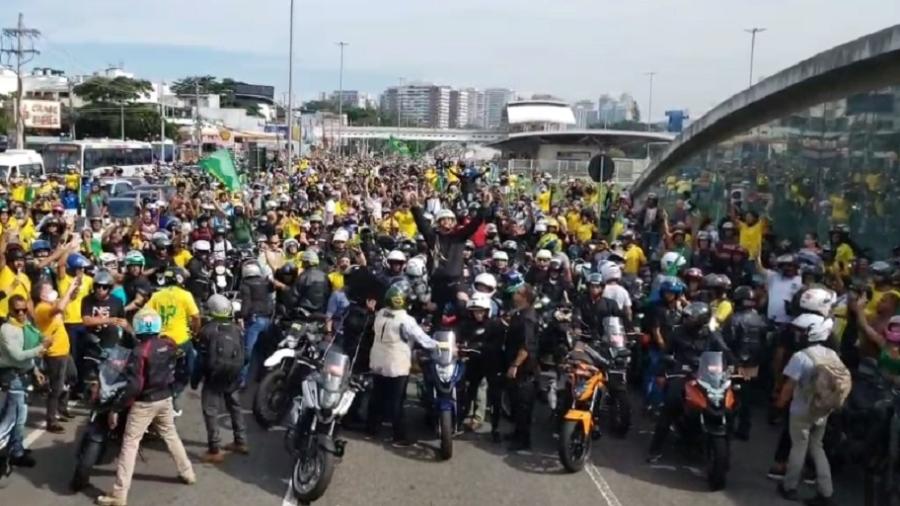 Bolsonaro sobe em cima da moto durante passeio ao lado de motociclistas pelo Rio de Janeiro  - Reprodução/Facebook