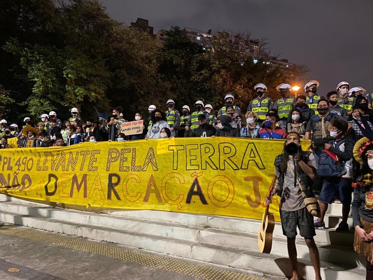 Indígenas discursam perto de PMs em ato contra Bolsonaro em São Paulo - Amanda Rossi/UOL