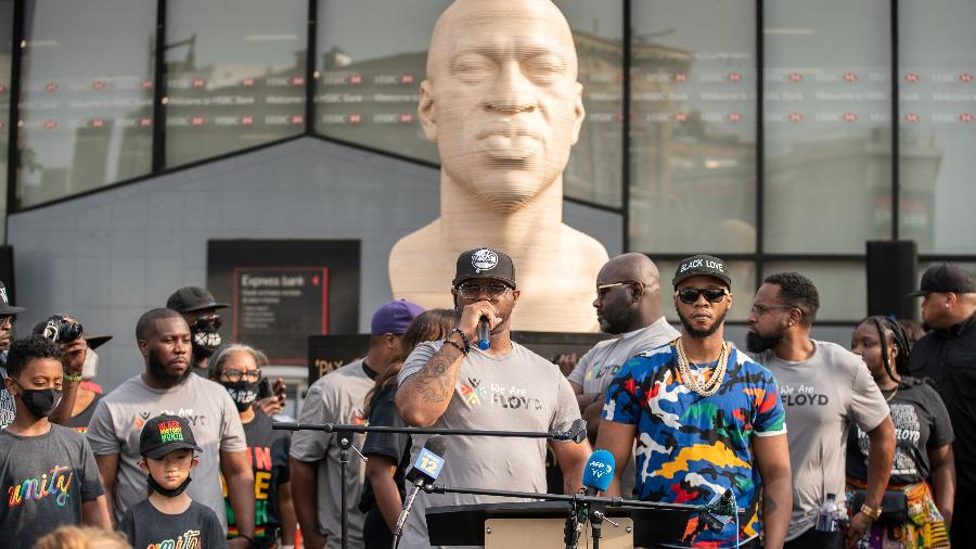 19.jun.2021 - Terrence Floyd, irmão de George Floyd, discursa na inauguração do busto do irmão, em Nova York, como parte das comemorações pela emancipação dos afro-americanos escravizados, celebrada na data - REUTERS/Jeenah Moon