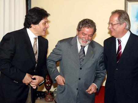 14.out.2004 - Roberto Jefferson com o então presidente Lula e o ministro José Dirceu, à época, em jantar oferecido pelo petebista em Brasília  - Alan Marques /Folhapress
