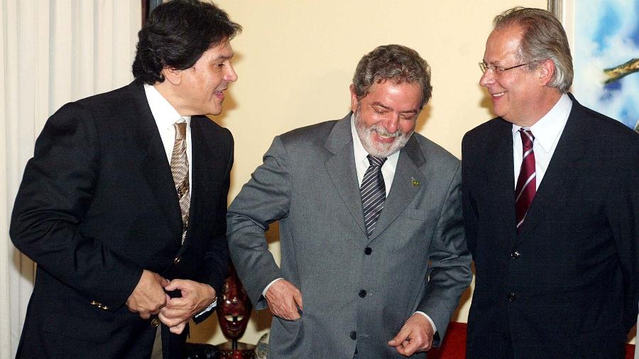14.out.2004 - Roberto Jefferson com o então presidente Lula e o ministro José Dirceu, à época, em jantar oferecido pelo petebista em Brasília  - Alan Marques /Folhapress