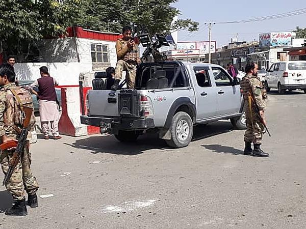 Soldados afegãos controlam entrada do aeroporto internacional de Cabul - Stringer/Reuters