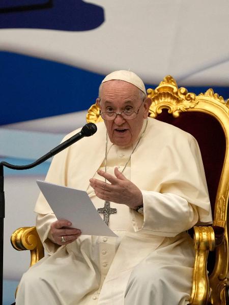 6.dez.2021 - Papa Francisco discursa em Atenas, Grécia - Thanassis Stavrakis/AFP