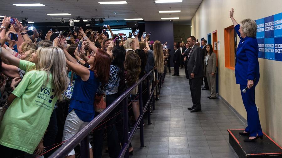 Foto de jovens de costas para Hilary Clinton para fazer selfie com a então candidata à presidência dos EUA em 2016, é exemplo da função política da selfie, diz estudo da USP - Barbara Kinney / Campanha Hillary for America