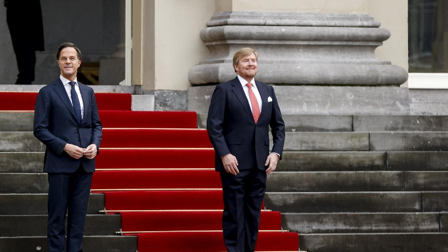 O rei Willem-Alexander com o primeiro-ministro holandês Mark Rutte do lado de fora do Palácio Noordeinde em Haia - Robin Van Lonkhuijsen/ANP/AFP