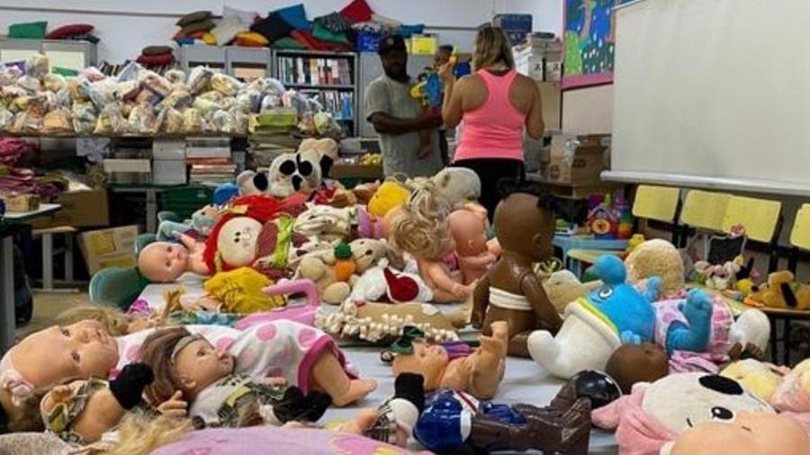 Escola municipal se tornou abrigo em Petrópolis - Rafael Barifouse/BBC News Brasil