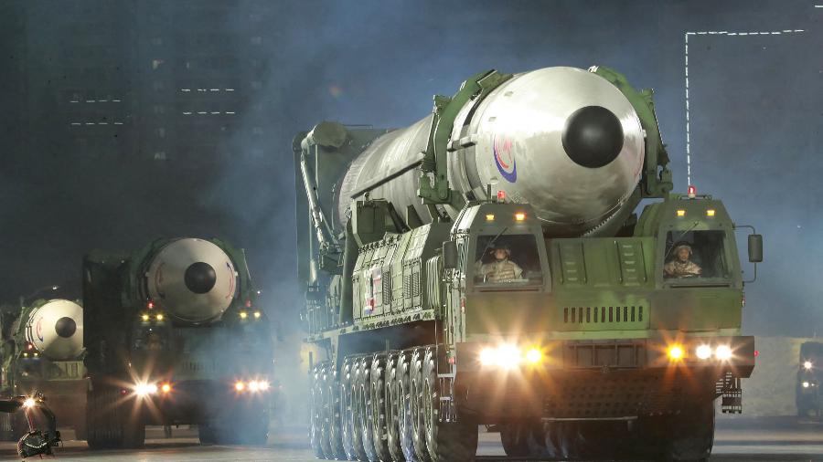 Na imagem: mísseis balísticos intercontinentais durante desfile militar na Praça Kim II Sung, em Pyongyang, Coreia do Norte - KCNA via KNS/AFP