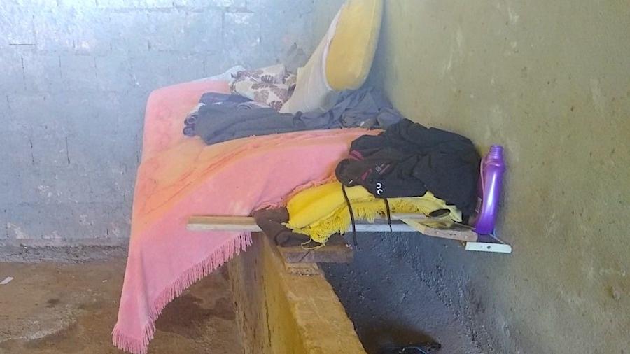 Cama improvisada em cima de um cocho de curral por trabalhador resgatado do trabalho escravo - GEFM