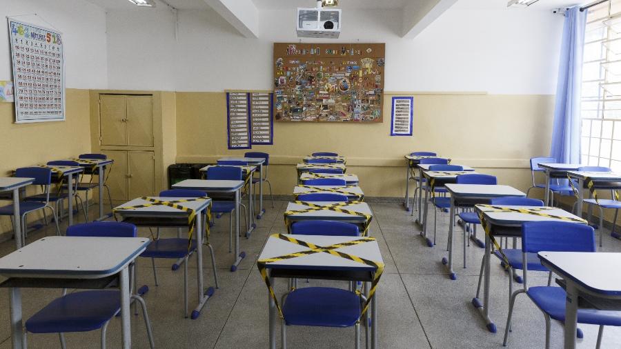 Sala de aula com mesas marcadas com fita para distanciamento de estudantes em escola na zona leste de São Paulo no primeiro ano de pandemia - Rubens Cavallari/Folhapress