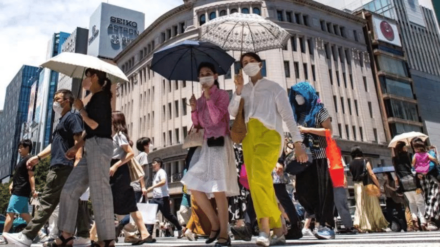 Em meio à onda de calor, moradores de Tóquio são orientados a apagar luzes desnecessárias, mas continuar usando ar-condicionado para evitar insolação - GETTY IMAGES
