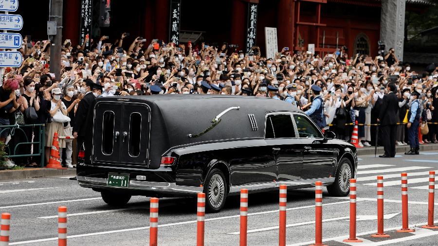 Carro com o corpo do ex-premiê japonês Shinzo Abe durante cortejo - REUTERS/Issei Kato