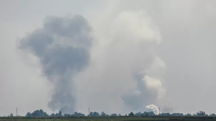 16.ago.22 - Fumaça subindo acima da área após uma suposta explosão na vila de Mayskoye, no distrito de Dzhankoi, Crimeia - STRINGER/REUTERS - STRINGER/REUTERS