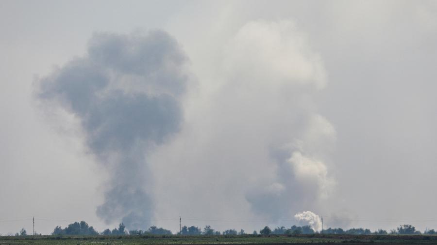 16.ago.22 - Uma vista mostra fumaça subindo acima da área após uma suposta explosão na vila de Mayskoye, no distrito de Dzhankoi, Crimeia - STRINGER/REUTERS