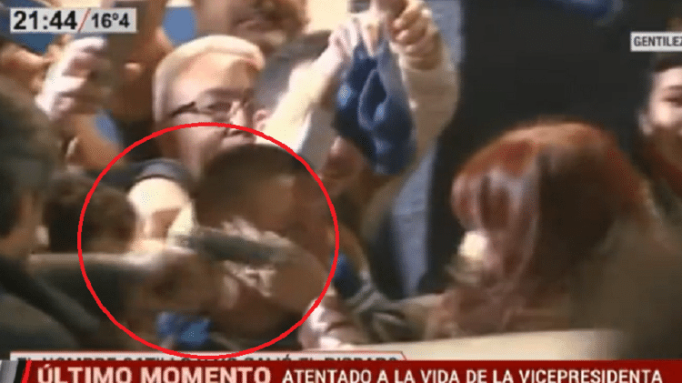 TVs flagraram o momento em que o suspeito de tentar matar Kirchner apontou uma arma para a vice
