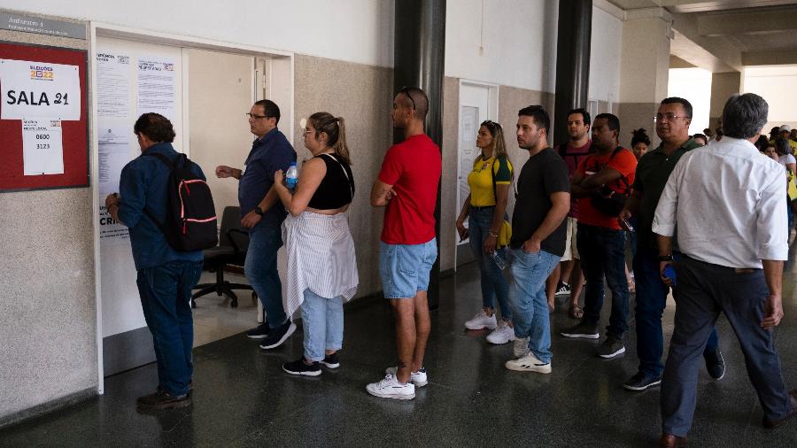 Brasileiros formam fila durante votação em Lisboa, Portugal - Nuno Cruz/Getty Images