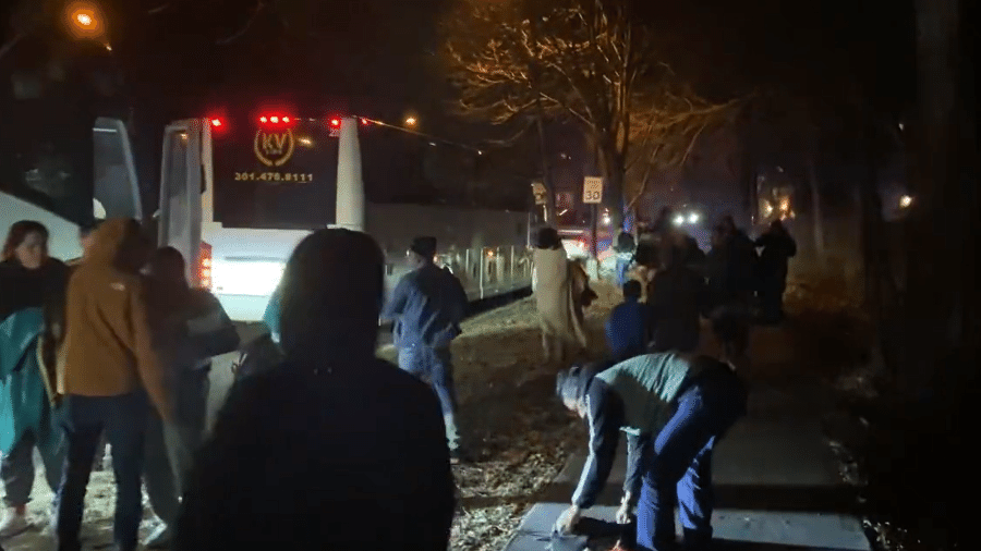 Ônibus deixa imigrantes perto da casa da vice-presidente dos EUA, Kamala Harris - Reprodução/Redes sociais