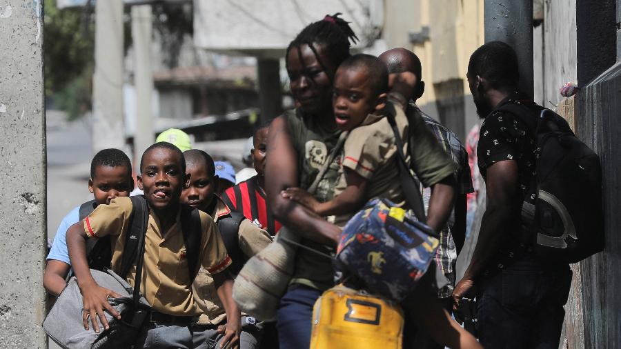 Crianças fogem da escola após ataque de gangues em Porto Príncipe, no Haiti - REUTERS/Ralph Tedy Erol