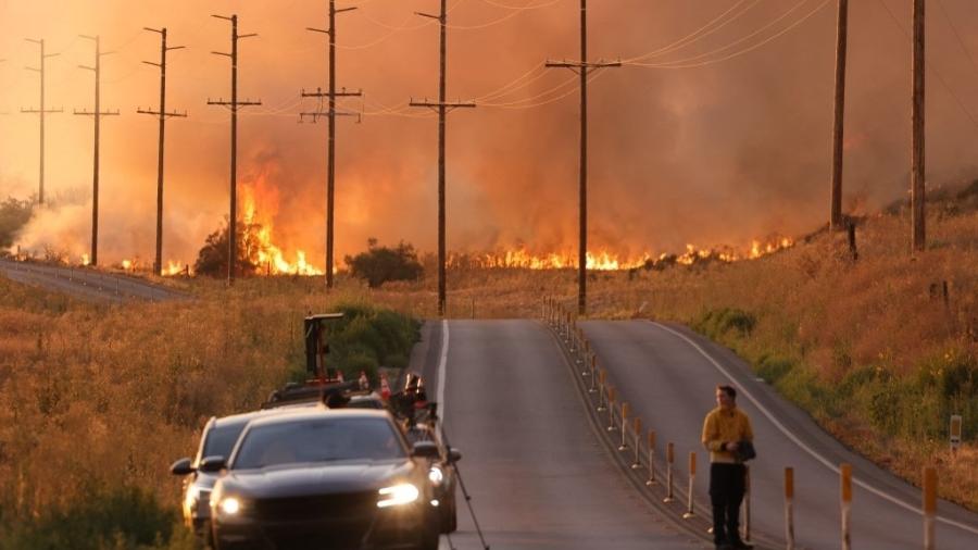 14.07.23 - Incêndio florestal na Califórnia toma fôlego com onda de calor que estacionou sobre o estado americano  - DAVID SWANSON/AFP
