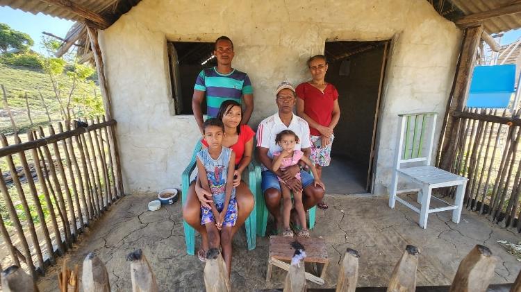 João Batista e Maria de Fátima (à direita) e familiares que a visitavam na comunidade Pixaim, em Piaçabuçu (AL)
