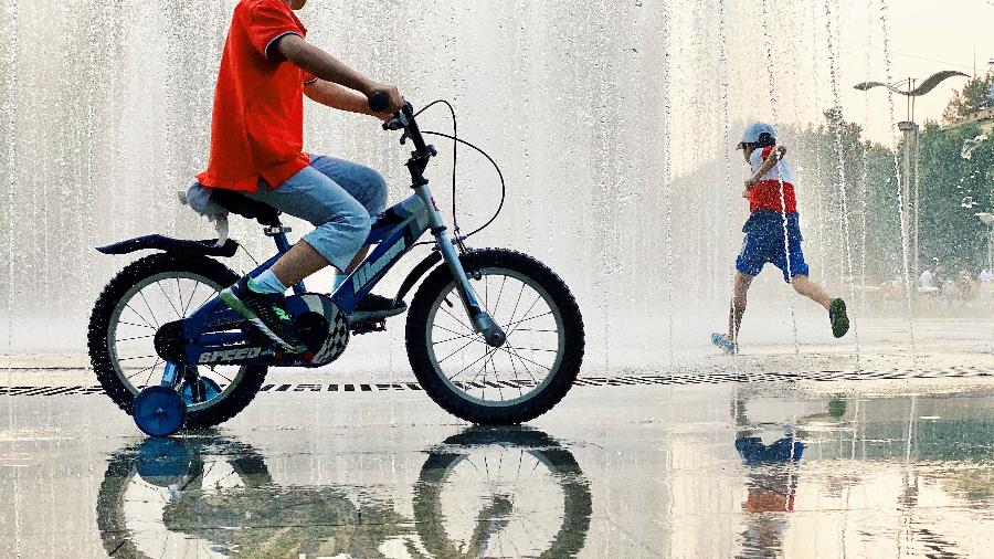 Há diferentes tamanhos de bicicletas infantis de acordo com cada idade ou altura da criança