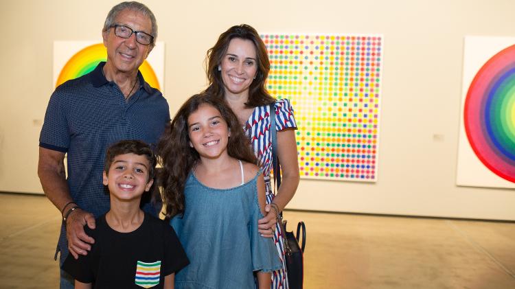 Geyze, Abilio Diniz e seus filhos em foto de 2017