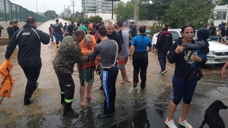 Moradores afetados em Canoas após transbordamento do rio Gravataí