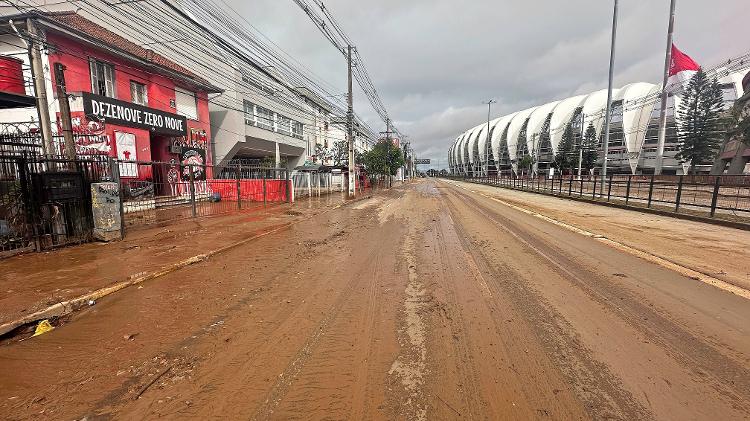 Vista das ruas no Bairro Menino Deus cobertas de lama, perto do Estádio Beira-Rio
