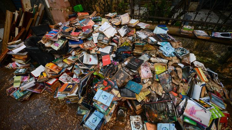 Livraria no centro de Porto Alegre, na última segunda-feira (20); lojistas da capital contam perdas e estragos em ruas onde a água já baixou