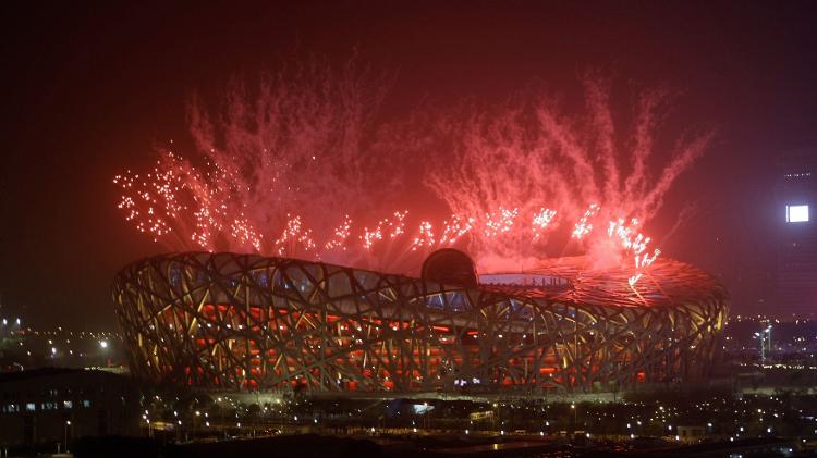 Fogos de artifício explodem sobre o Estádio Nacional, também conhecido como Ninho de Pássaro, durante um ensaio para a cerimônia de abertura dos Jogos Olímpicos de Pequim 2008 