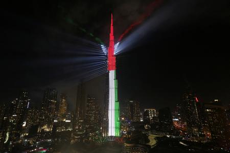 Bandeira dos Emirados Árabes Unidos é projetada no Burj Khalifa