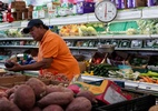 Prévia da inflação de janeiro fica em 0,11%, puxada por alimentos - Sarah Silbiger/Reuters 