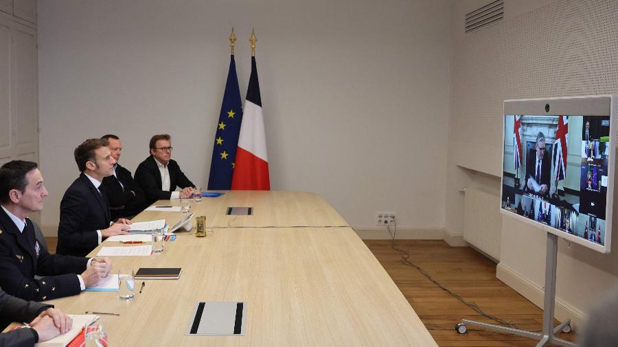 O presidente francês, Emmanuel Macron, conversa com o premiê britânico, Keir Starmer, durante reunião de líderes internacionais hoje O presidente francês, Emmanuel Macron, conversa com o premiê britânico, Keir Starmer, durante reunião de líderes internacionais hoje
