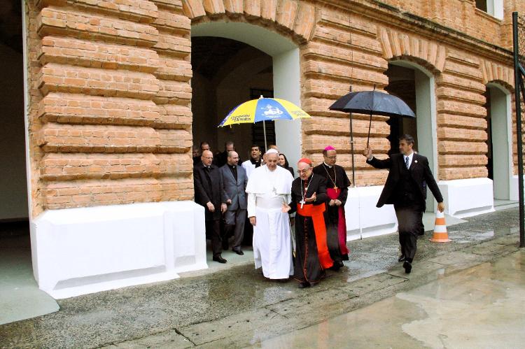 Pontífice enfrentou chuva durante visita a Aparecida (SP) Pontífice enfrentou chuva durante visita a Aparecida (SP)