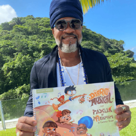 Carlinhos Brown com o livro Paxuá e Paramirim Carlinhos Brown com o livro Paxuá e Paramirim