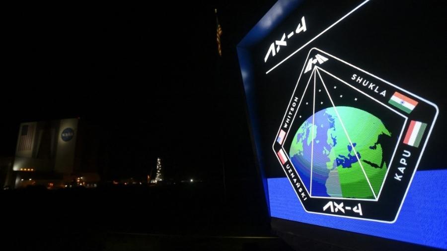 25.jun.2025 - Tela na plataforma de lançamento mostra o nome dos quatro astronautas que participam da missão Axiom 4