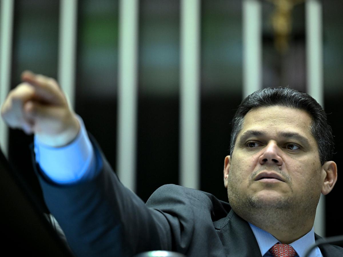 Alcolumbre rebate líder do PT e critica "ameaças" sobre PEC 6x1