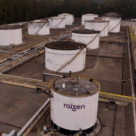 Tanques de combustível em terminal de distribuição da Raízen em São Paulo