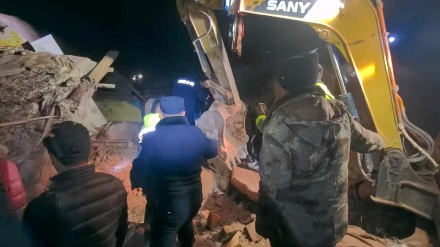 Equipes de serviços de emergência coordenam esforços de resgate após um terremoto atingir o Tibete