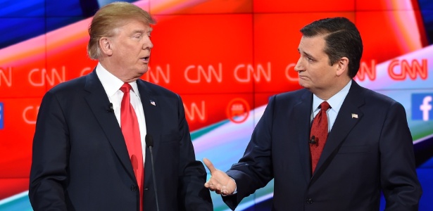 Donald Trump (à esq.) e Ted Cruz durante debate entre pré-candidatos; os dois são os melhores cotados entre os republicanos - Robyn Beck/AFP