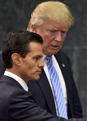 O presidente do México (esq), Enrique Peña Nieto, e o candidato à Presidência dos EUA Donald Trump (dir) se encontram na Cidade do México