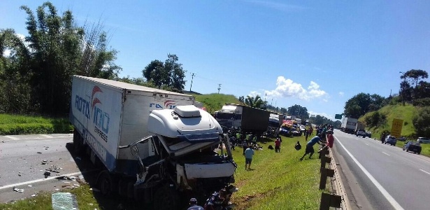 O acidente deixou ao menos uma pessoa morta na rodovia Fernão Dias - Divulgação/PRF