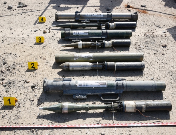 Uma série de lançadores de mísseis feitos pelo Estado Islâmico.  Os engenheiros de armas do EI obtiveram muitas munições da era soviética. - 	DAMIEN SPLEETERS/NYT