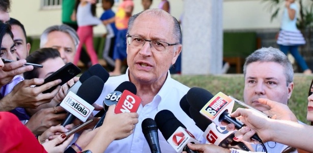 O candidato do PSDB à Presidência, Geraldo Alckmin, participa de entrevista coletiva, nesta sexta (24), em Belo Horizonte