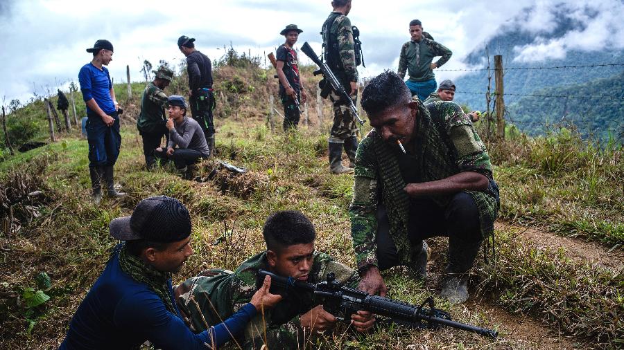 Em foto de 2018, membros das Farc treinam nas montanhas ao norte de Medellin, na Colômbia - Federico Rios Escobar/The New York Times
