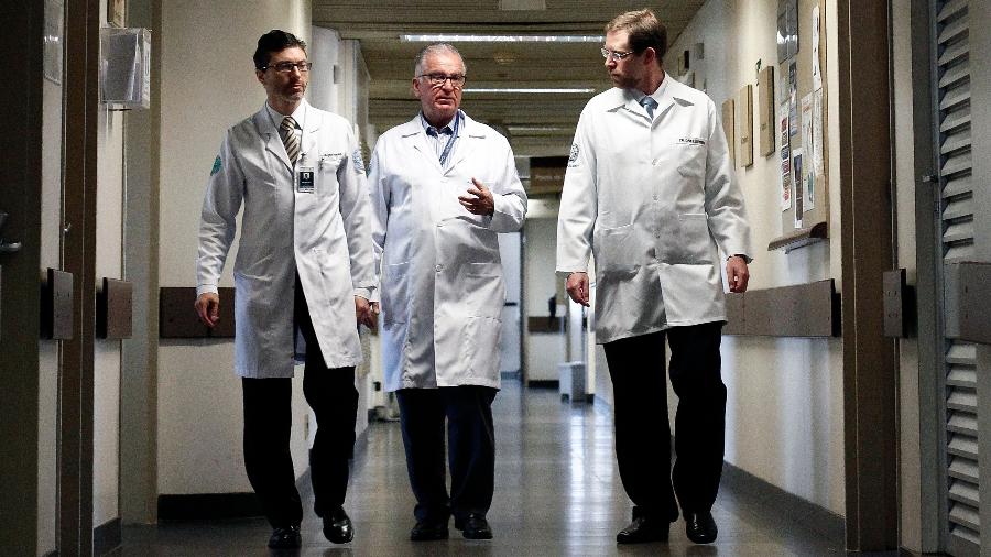 6.dez.2018 - Os médicos Wellington Andraus, Luiz Carneiro e Dani Ejzenberg, responsáveis pelo primeiro transplante de útero de uma doadora falecida, no Hospital das Clínicas da USP - MIGUEL SCHINCARIOL/AFP