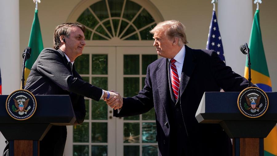 Trump e Bolsonaro se cumprimentam durante coletiva de imprensa na Casa Branca, em Washington - Reuters