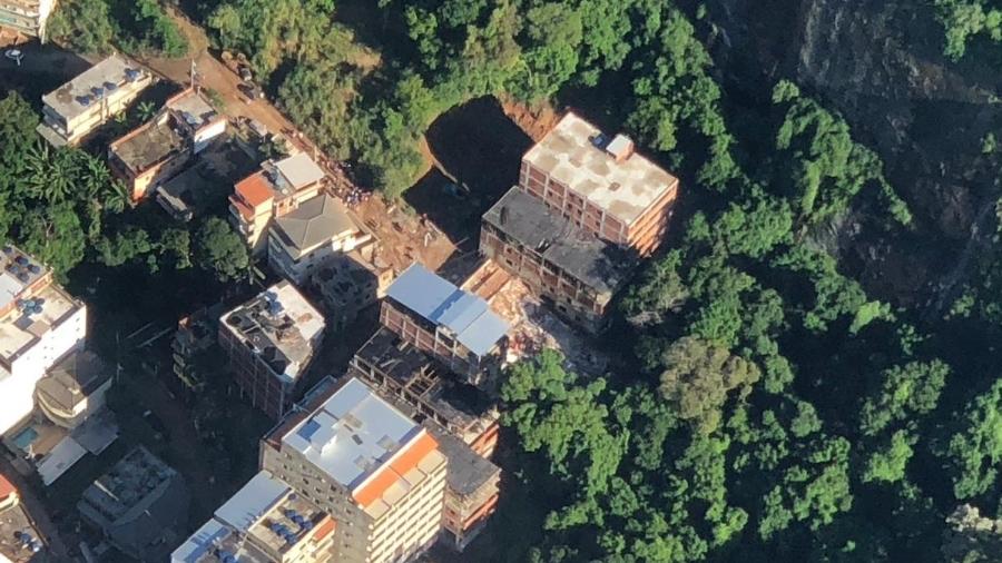 12.abr.2019 - Os dois prédios que desabaram ficam na estrada de Jacarepaguá, na comunidade da Muzema, no bairro de Itanhangá, na zona oeste do Rio de Janeiro - Reprodução/Twitter/@OperacoesRio